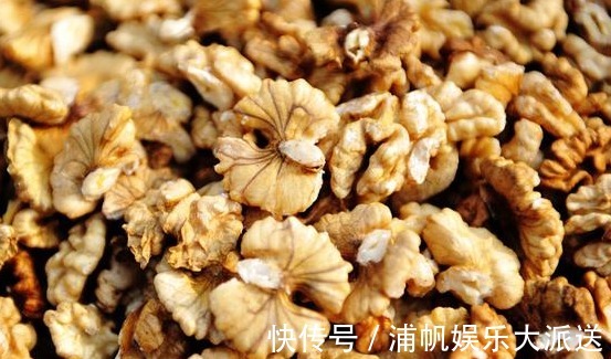 柿子|提个醒吃核桃不能碰此物,吃了就是没病找病,现在知道还不晚