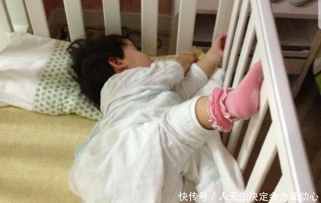 仰着脸往上|宝宝睡功出神入化?奇葩睡姿背后的真相,家长要注意