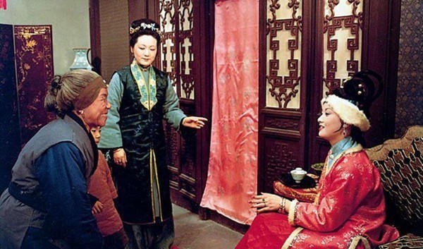 晴雯!林黛玉嘲笑刘姥姥是母蝗虫,打疼了谁的脸?难怪死后,被挫骨扬灰