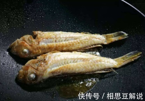 油温|煎鱼时,万万不可直接下锅煎,只需掌握2个诀窍,鱼不粘锅没腥味