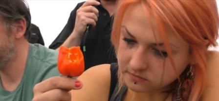 简直|“魔鬼辣椒”到底有多辣?看看螃蟹的下场,简直不敢相信