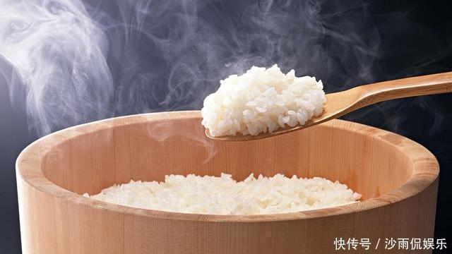 蒸米饭|蒸米饭时,只加清水就错了,教你1招,粒粒分明又松软,特别香