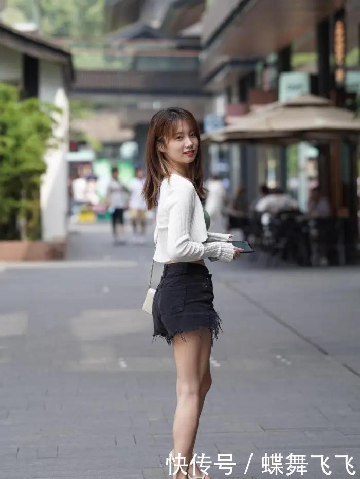 清水出芙蓉,天然去雕饰,黑色热裤配白色针织衫的清纯甜美穿搭