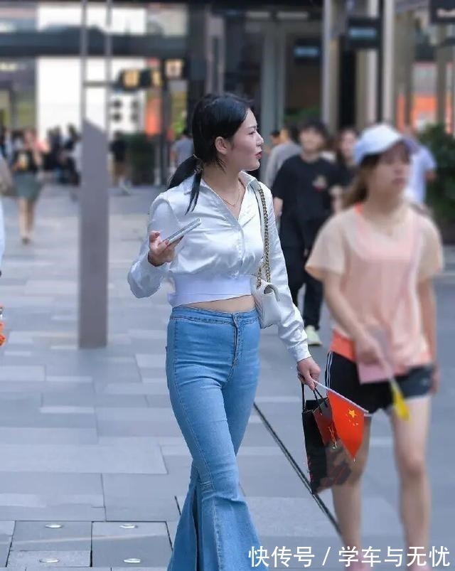 气质 宝蓝色紧身长袖搭配同色打底裤，诱惑迷人，尽显性感气质！