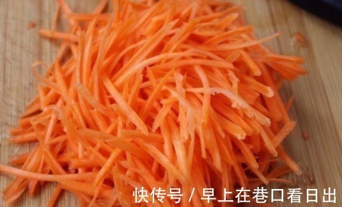 不用澄粉，不用土豆淀粉，大厨教您一招，简单一烫，饺子晶莹剔透