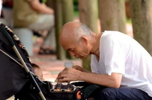 父母|“最嫩外婆”走红,产房外抱外孙,网友:宝妈刚出产房就走了