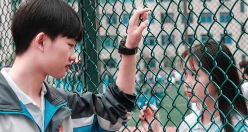 小孩|女儿深夜在房间做“小动作”,妈妈的做法让网友叫好:最好的教育