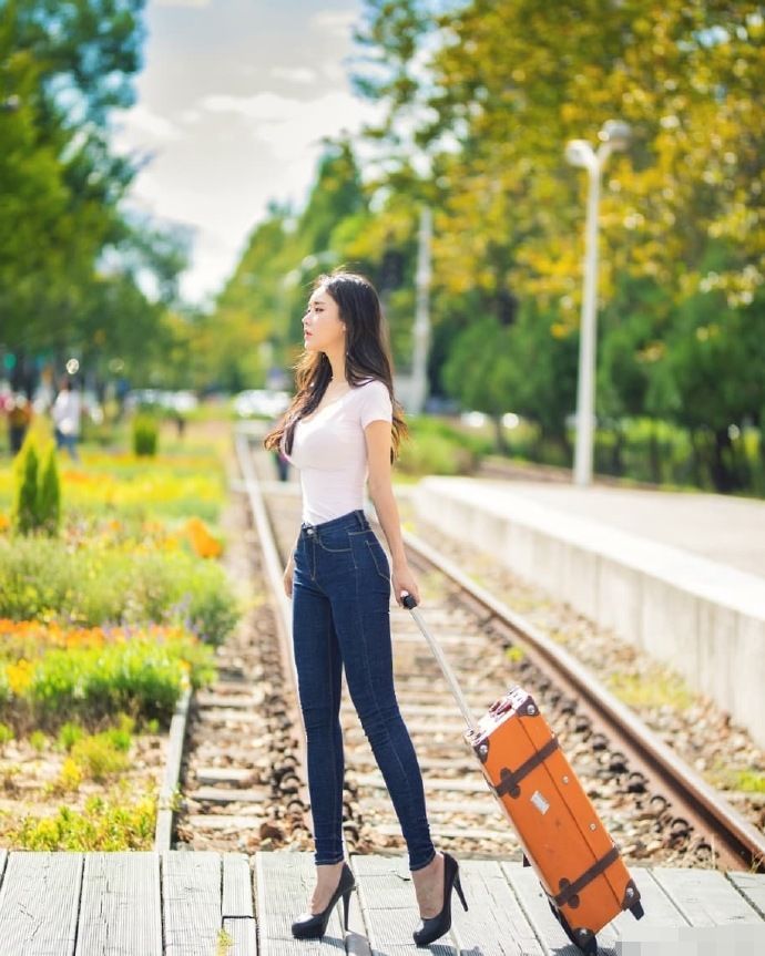  显瘦|街拍：性感高挑身材的小姐姐，丰腴有致，格外的时尚靓丽迷人