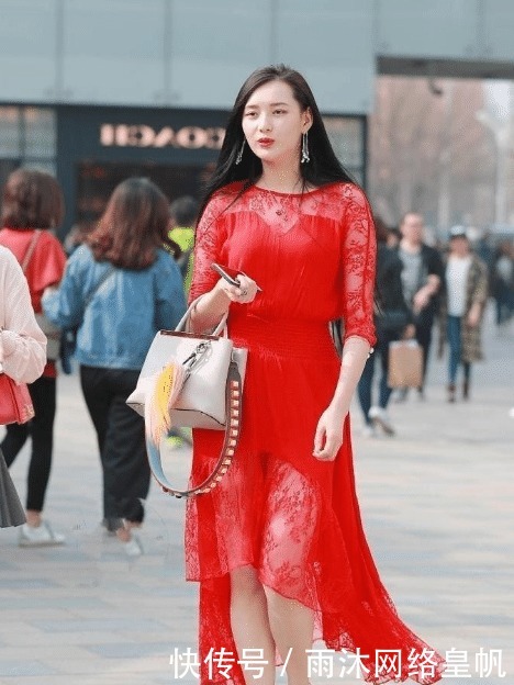 耀眼的红色,不需要限制美女的美