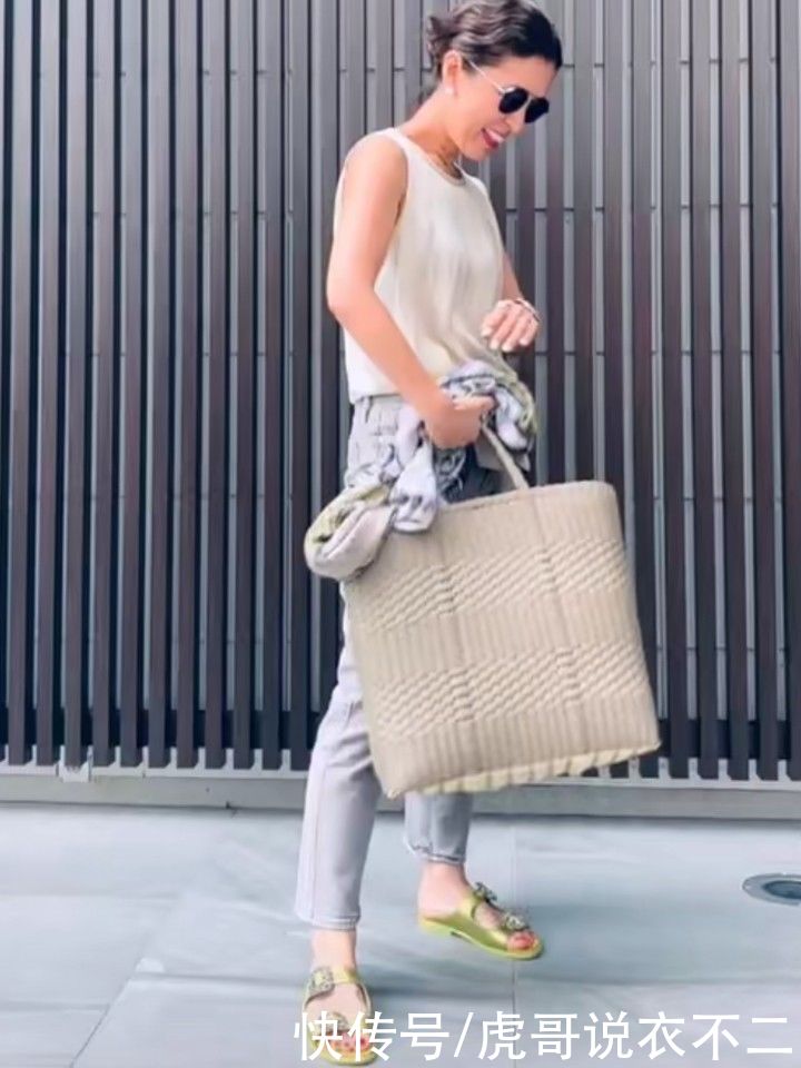 身材|皮肤黝黑五短身材，年近50的她成为顶流穿搭博主，堪称女性典范