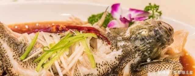 清蒸鱼时,不要放食盐和料酒,教你正确的方法,鱼肉鲜香又滑又嫩!