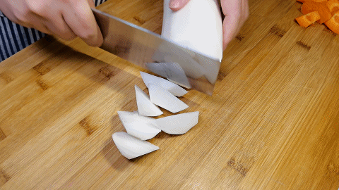 “小寒”气节天寒冷,做一道“萝卜炖羊肉”,驱寒暖胃真好吃