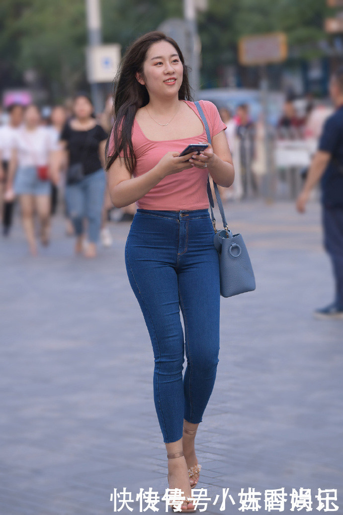  简约|街拍喜欢休闲风的你,修身牛仔裤搭配T恤值得一试,简约大方又耐看