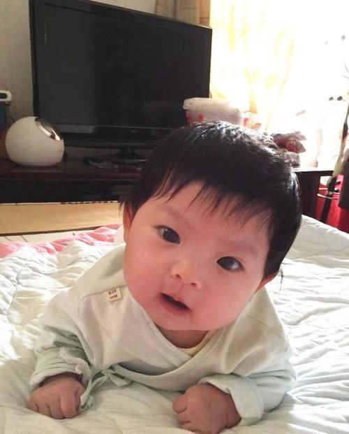 爸爸|女儿抬脚给爸爸闻,宝爸立刻假装被熏倒,宝宝之后的举动笑翻网友