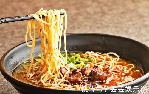 懒人面条的做法，5分钟做好一碗面，酸辣爽口，简单美味又快速