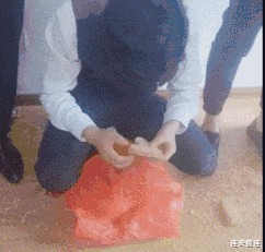 |搞笑GIF:小姐姐过个生日还被嘲讽单身,下次我陪你过吧!