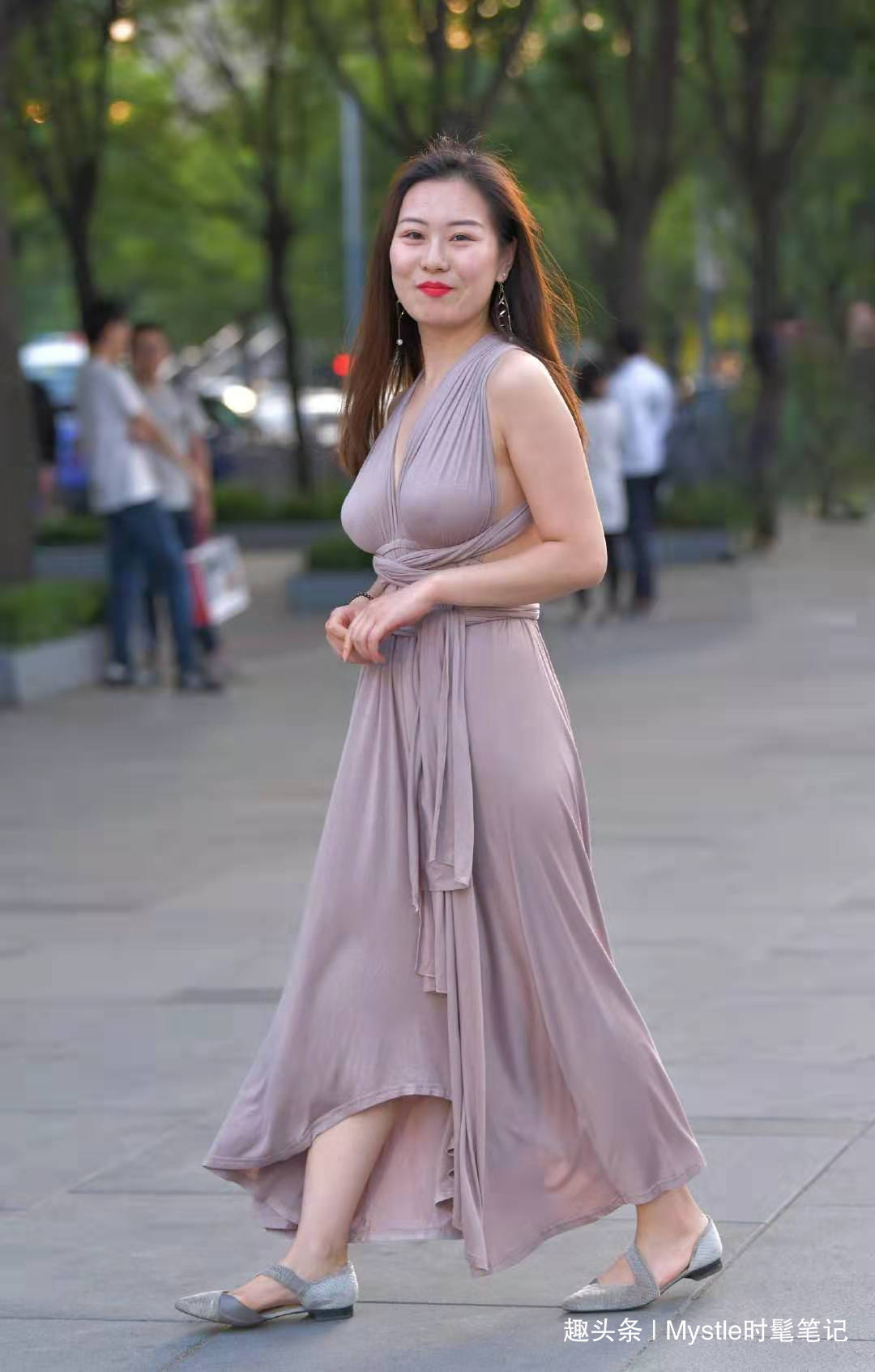 优雅 秋天这样穿美极了,挂脖连衣裙+平底鞋,显得优雅大气又知性迷人