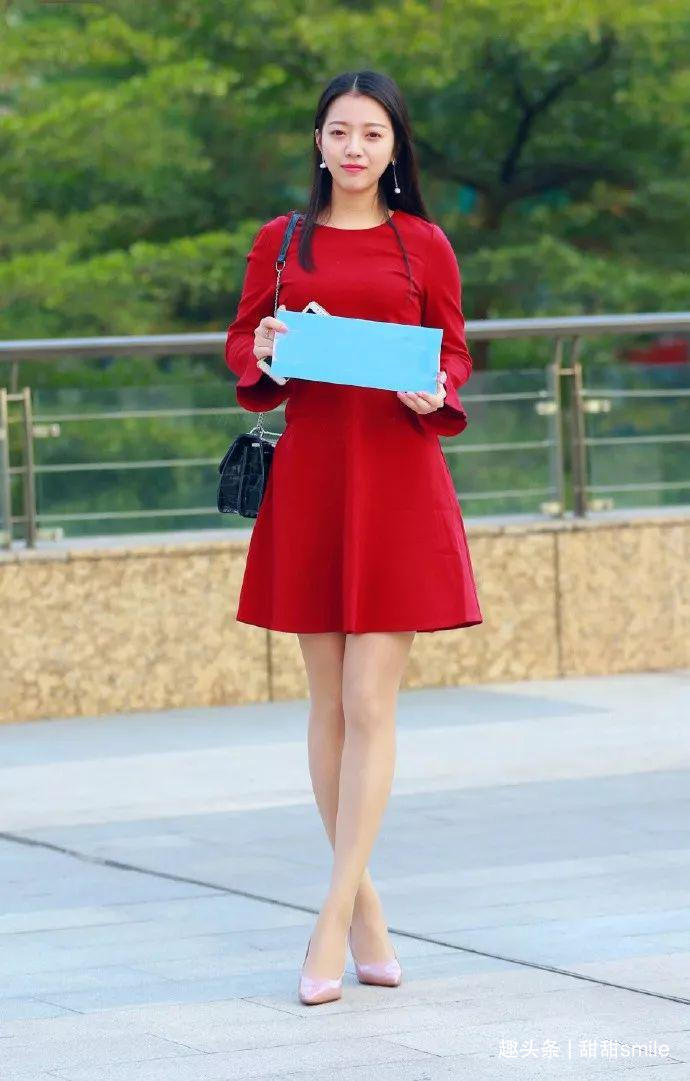 色泽|美女脚上一双银白色的尖头高跟鞋,带着亮眼的色泽