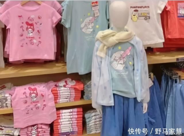 童装|优衣库童装不允许成人试穿!强行显娇小!领口撑大还留粉底印