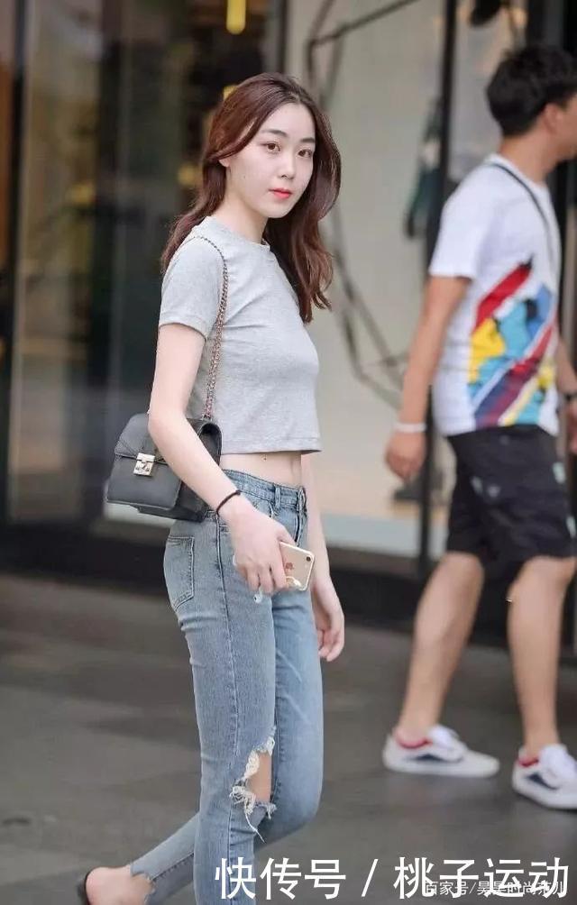气质女生真会穿搭,修身短袖T恤+破洞牛仔裤,时髦减龄更显身材