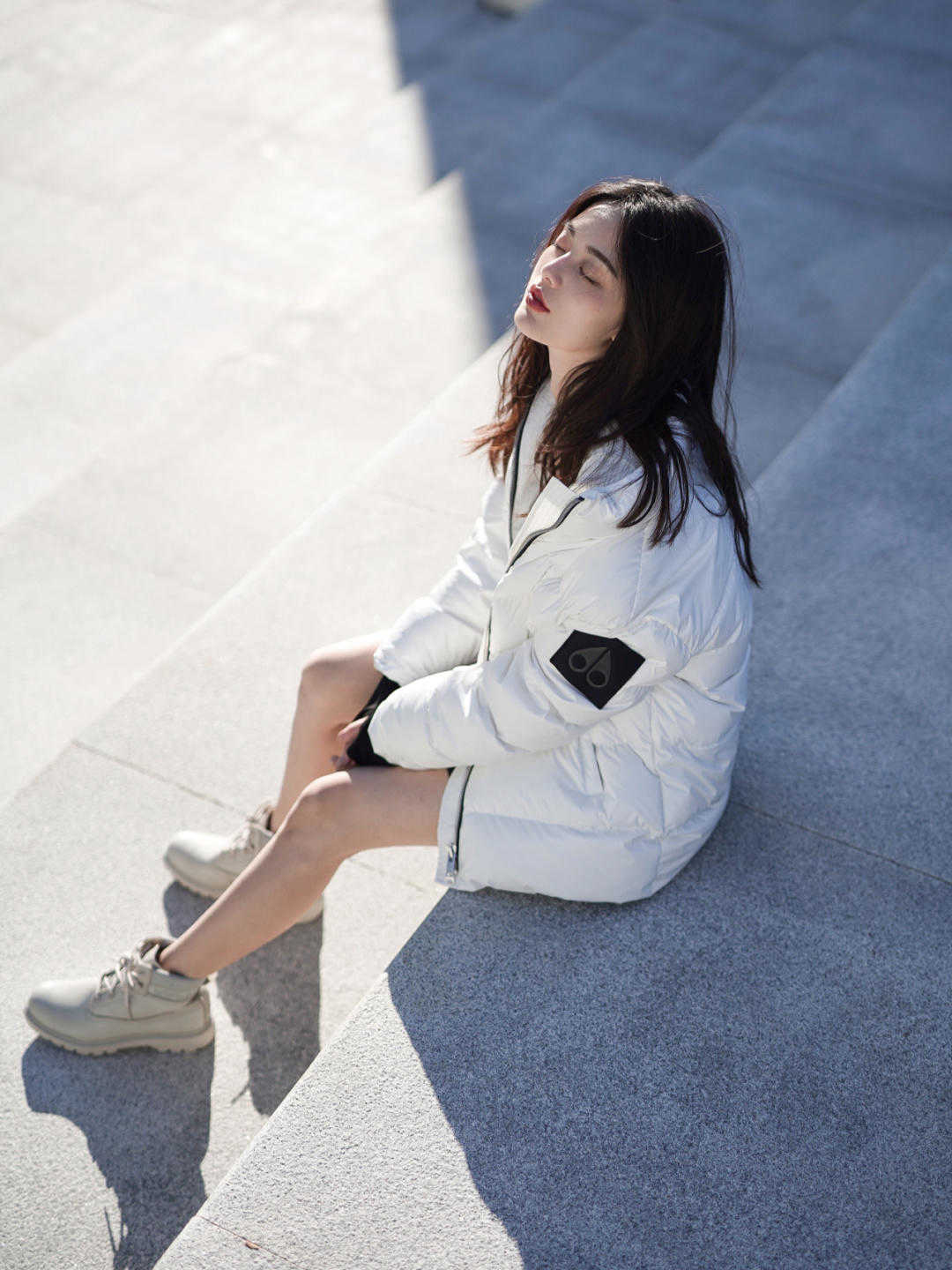 减龄|冬天造型不全是沉闷的!学会“上浅下深”的穿法,明艳又减龄