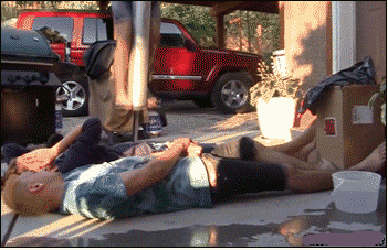 |搞笑GIF:二货,很疼吧,方向弄反了啊