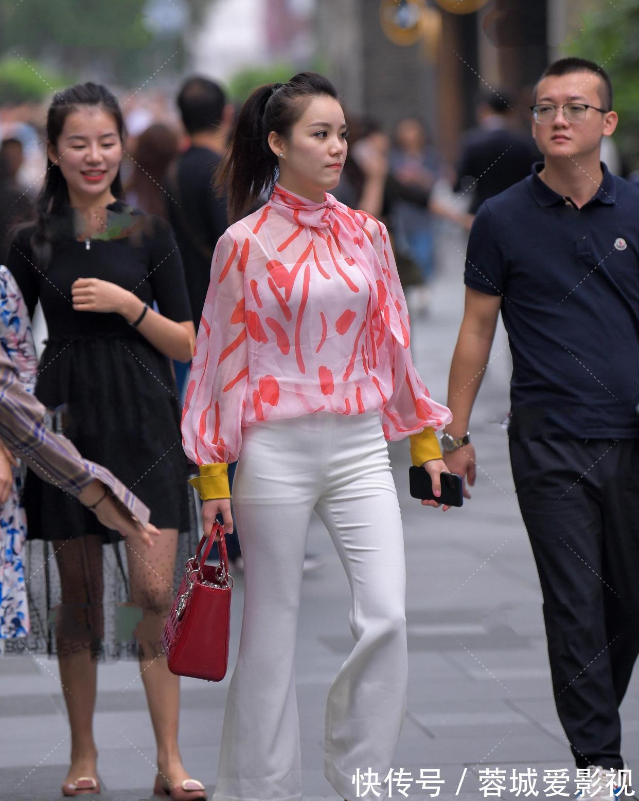 女性 粉印花网纱与白色吊带搭配，吊带过于暴露，只穿一个网纱罩即可