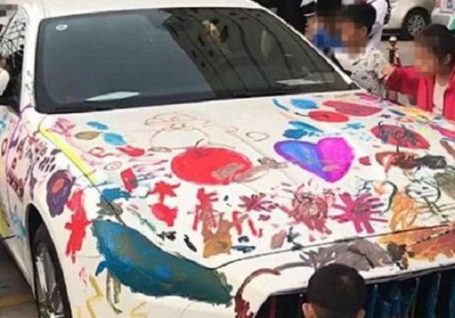 孩子|熊孩子''画毁''玛莎拉蒂,车主却在一旁淡定围观,保安欲劝阻反遭拦