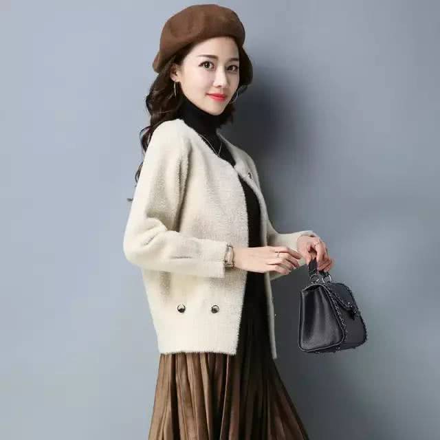 外套 女人再漂亮,出门别大衣配裙子,瞧今年主流貂绒外套,洋气忒保暖