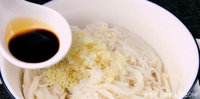 凉拌面学会这样做,酸辣爽口,开胃解腻,一盆根本不够吃,解馋!