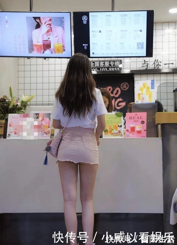 甜美 白色t 恤搭配粉色短裙,青春洋溢,甜美可爱