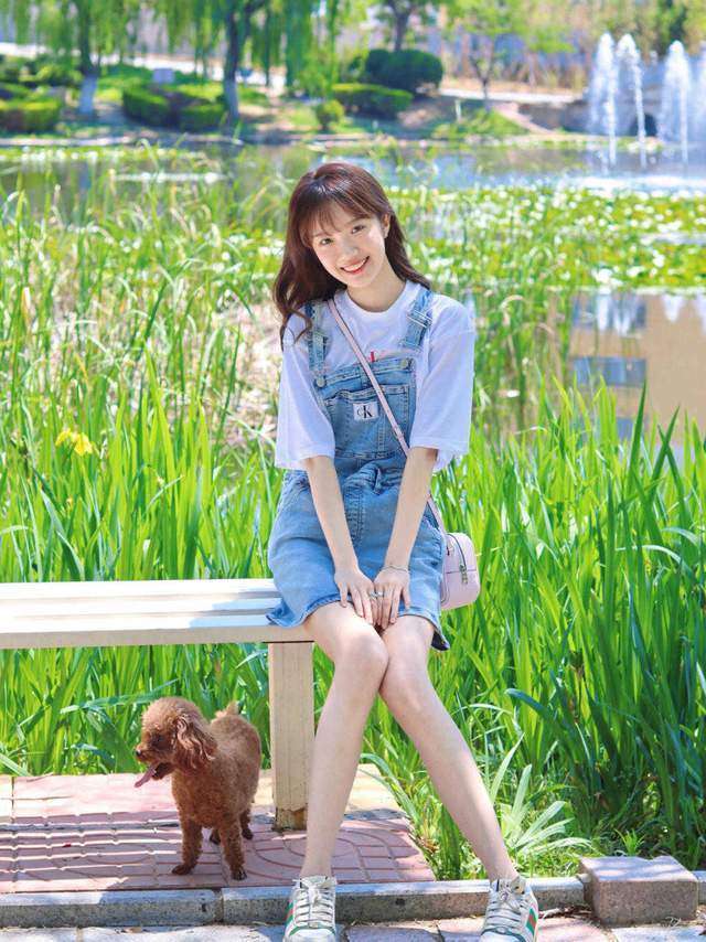 背带裙|牛仔背带裙小个子穿起来超时髦了!内搭白色短袖T恤,好看又减龄