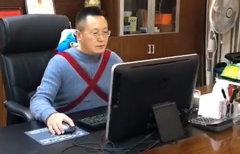 宝妈|“霸道总裁奶爸”带娃上班火了,这大概是全网“最帅”的父亲