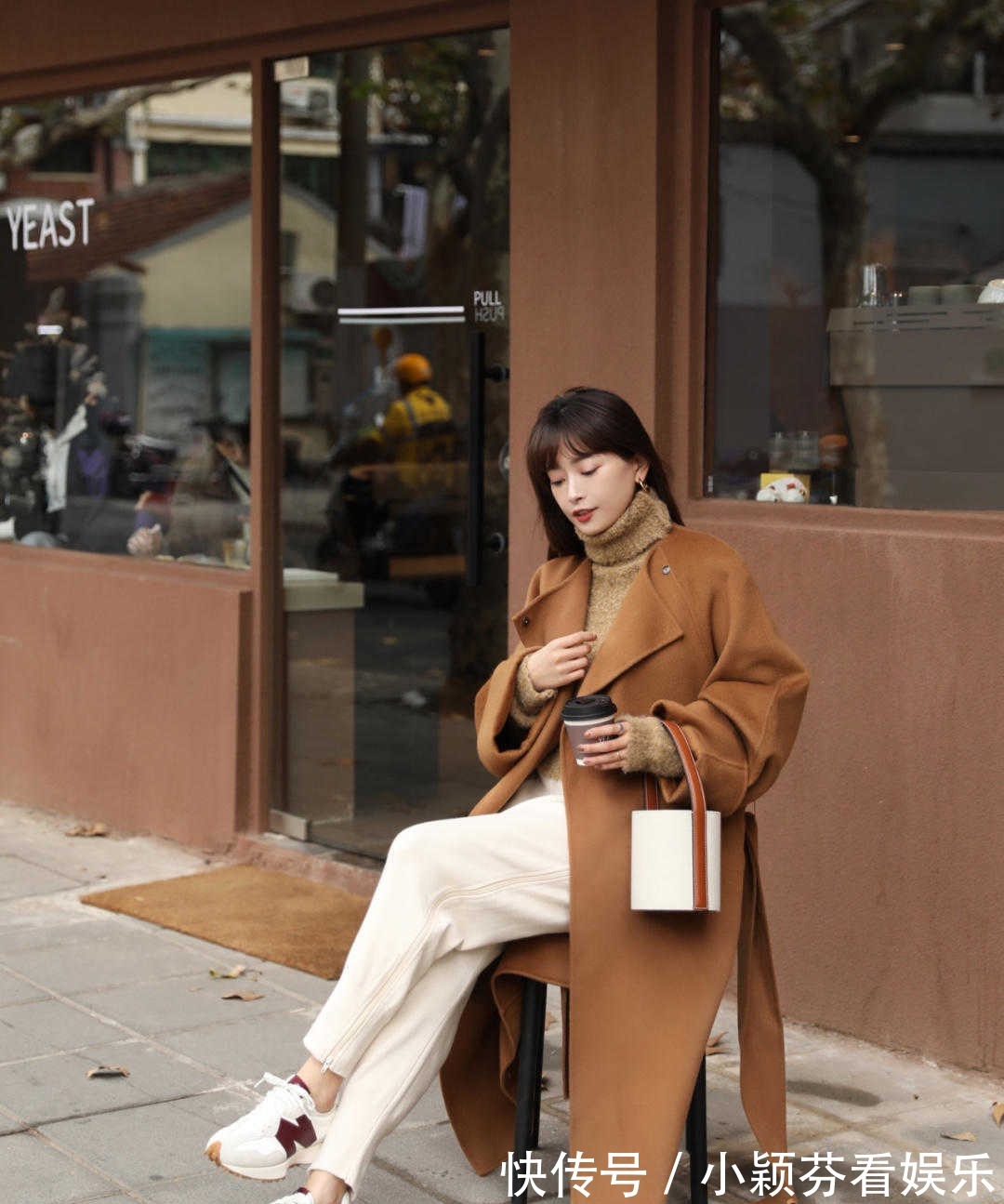 穿搭 女生秋冬穿风衣时，不管高矮，搭配这5双鞋子，照着穿都很高级