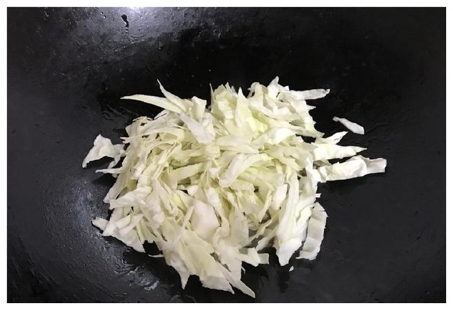 吃剩的饺子皮这么做,既当饭又当菜,老妈也直夸我真能干