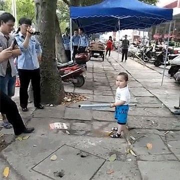 |搞笑GIF:隔壁老王家的女儿,从小就输在了起跑线上