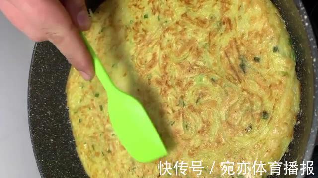 适口|香煎土豆饼的做法,外酥里嫩咸香适口,土豆丝泡不泡水都可以