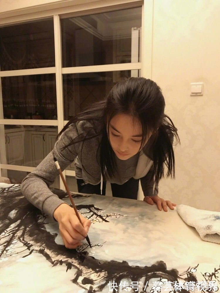 国画#张馨予国画居然画得这么好,真是人美又有才艺