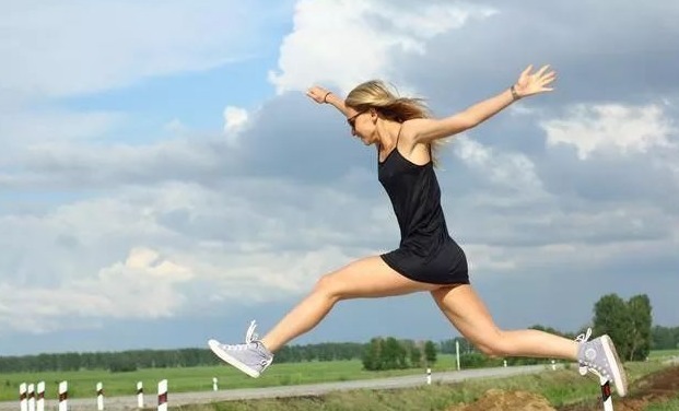 百会穴|头顶上有个“祛湿穴”,每天一按,排湿气,健脾胃,失眠改善了