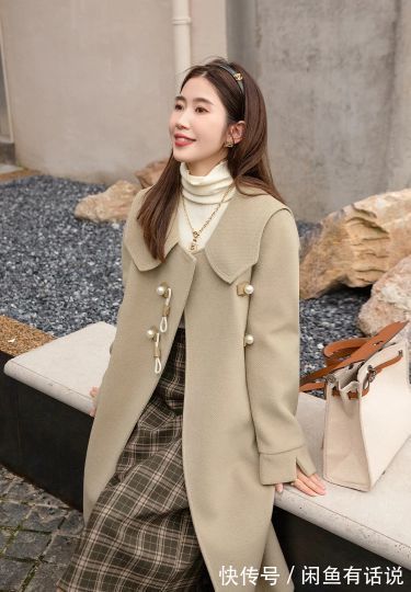搭配 “大衣+格纹裙”太显气质了,学35岁博主这么穿,温柔还有高级感