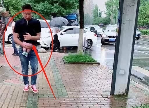 萌娃|“坑娃老爹”带娃躲雨照火了,凑近一看,萌娃脸上的表情“亮”了
