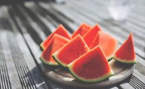 碱性|三伏天出汗多,6种“碱性”水果记得吃,营养极高,不要错过了