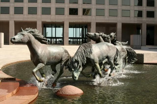 |奇丑无比、这些雕塑都是来搞笑的吗怎么一个个都这么搞笑