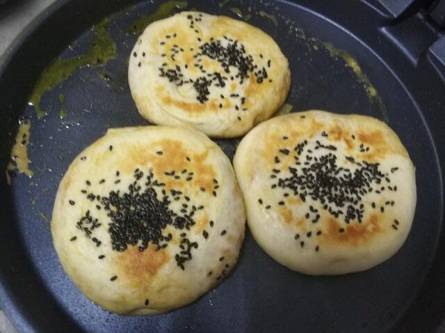 两勺芝麻酱、一碗面粉,教你在家做麻酱烧饼,学会不用再去买了