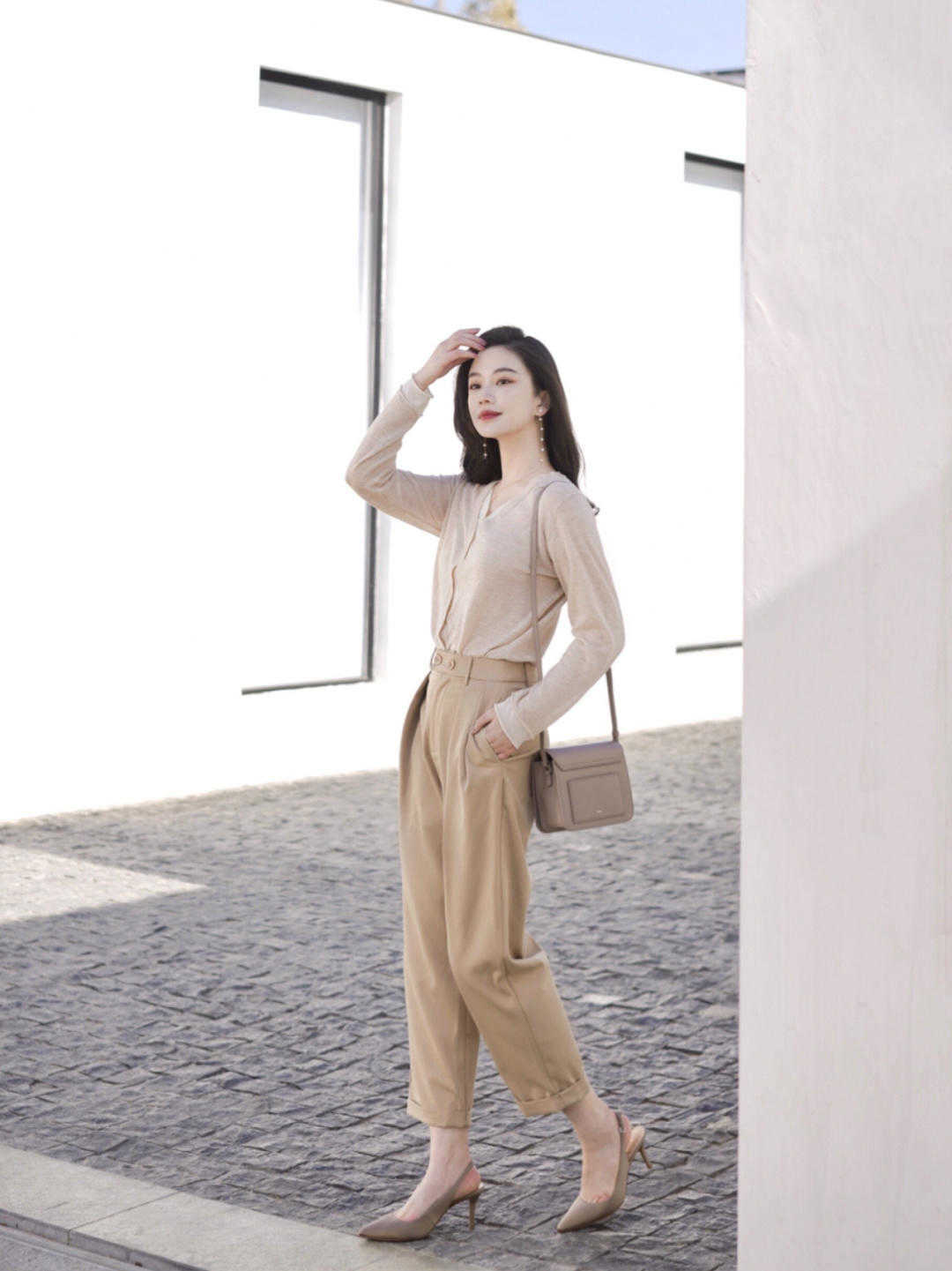 时尚博主|职场面试怎么穿？白色系带衬衫配西装裤干练优雅，一点不呆板