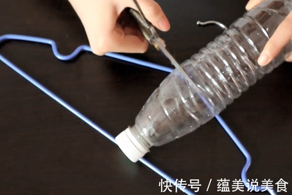 塑料瓶盖上套一个衣架,塞进马桶里面,解决了家家户户的大烦恼!