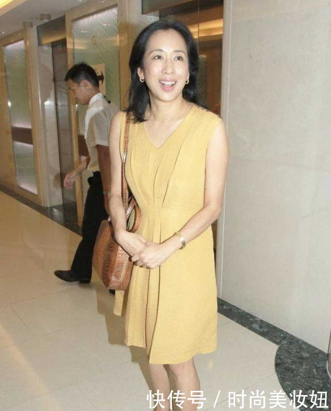 朱玲玲真不把自己当“豪门”,穿无袖连衣裙配蛇皮包,简约又优雅