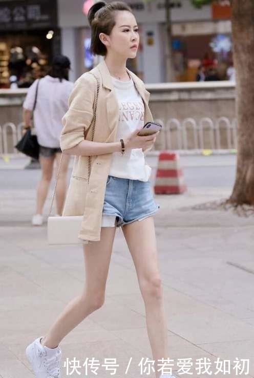 身材|街拍:性感白色紧身裤,小姐姐丰满圆润的身材让人羡慕!