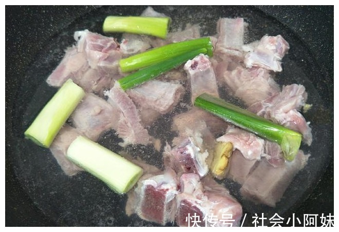 排骨米饭|好吃的排骨米饭，用电饭煲就能做，肉质软嫩米饭香，看着都流口水