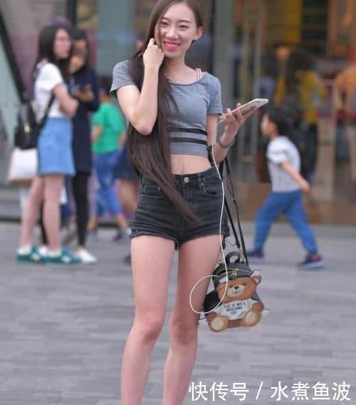 气质|小姐姐牛仔裤搭配简单的短袖,衬托出温婉甜美气质